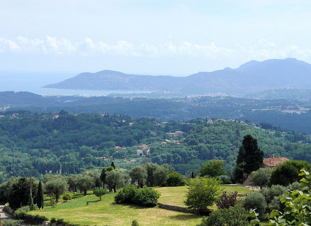 Vue sur le massif de lEstérel et la rade de Cannes depuis ChâteauneufGrasse