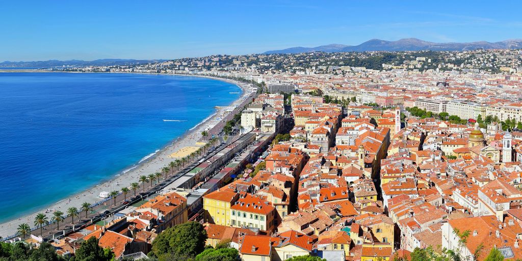 Vue panoramique de la vieille ville et de la Promenade des Anglais à Nice sur la Côte dAzur AlpesMaritime ProvenceAlpesCôte dAzur France