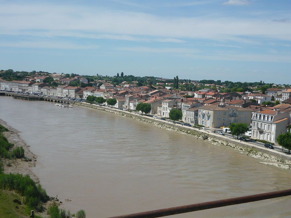 Vue générale sur la rive droite du fleuve à TonnayCharente CharenteMaritime