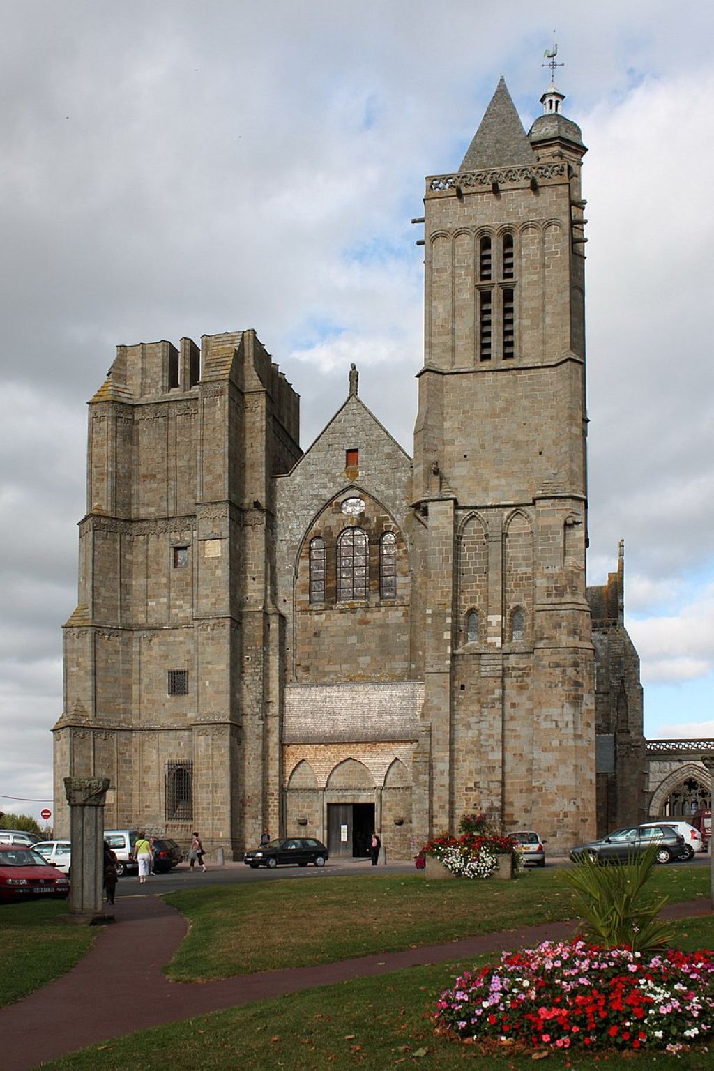 La façade de la Cathédrale SaintSamson de DoldeBretagne