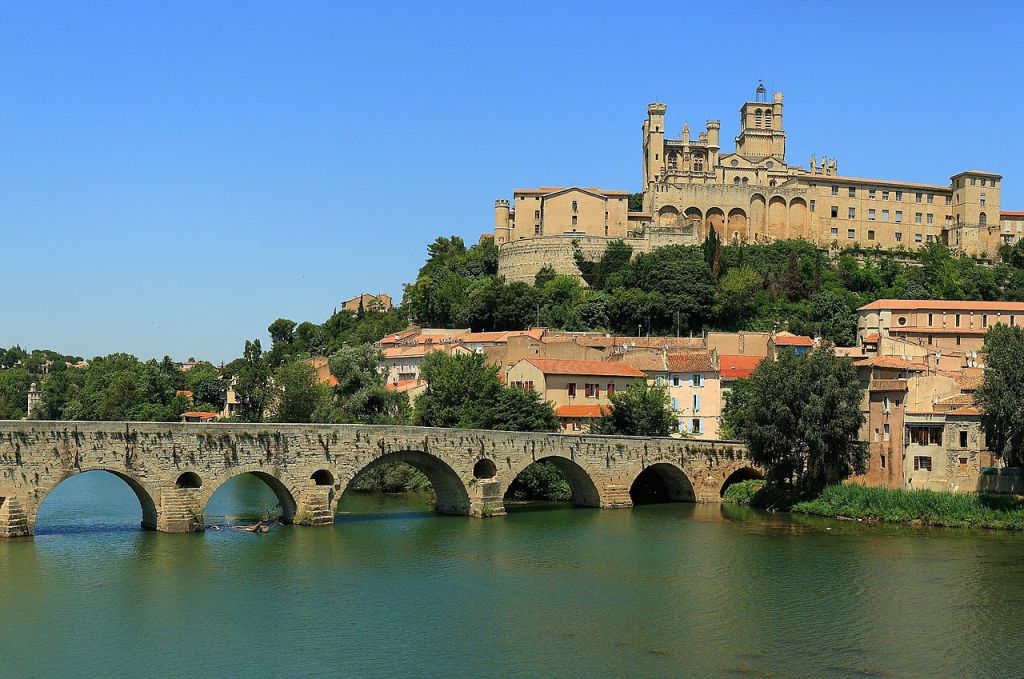 Béziers  Vue du Pont vieux et de la cathédrale depuis lOrb