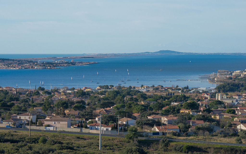 BalaruclesBains et létang de Thau depuis la montagne de la Gardiole Hérault France