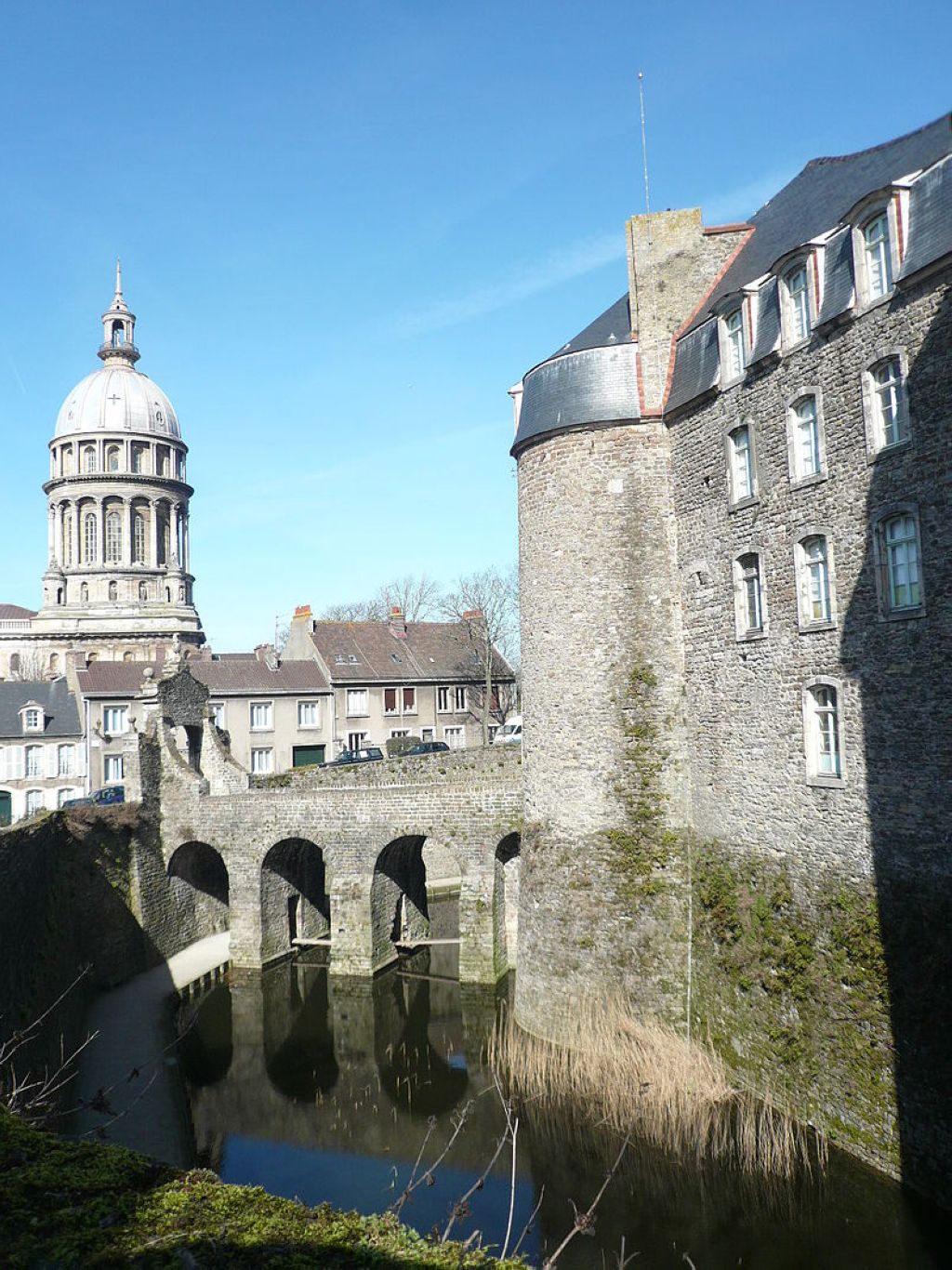Douves du châteaumusée et coupole de la basilique à Boulogne sur Mer