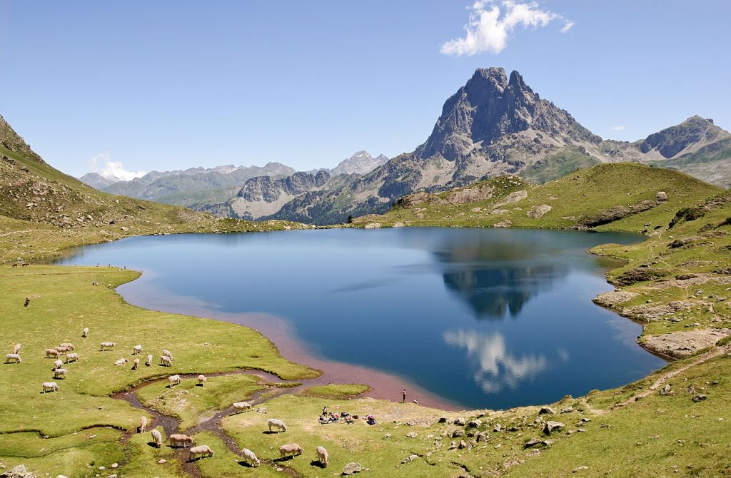 Le lac Gentau reflétant le pic du Midi dOssau PyrénéesAtlantiques France