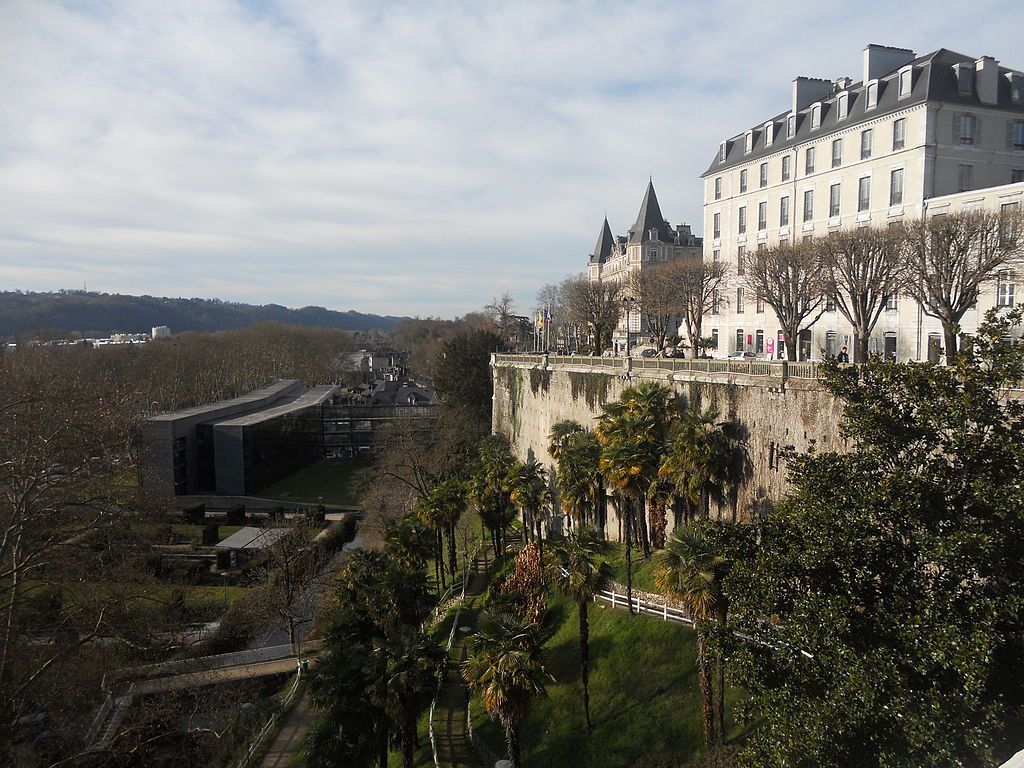 Lhôtel du département en contrebas du boulevard des Pyrénées à Pau