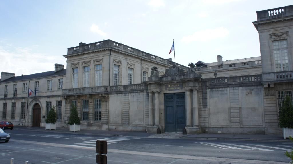 ChâlonsenChampagne montrant le Conseil Général et la Préfecture de la Marne rue Carnot