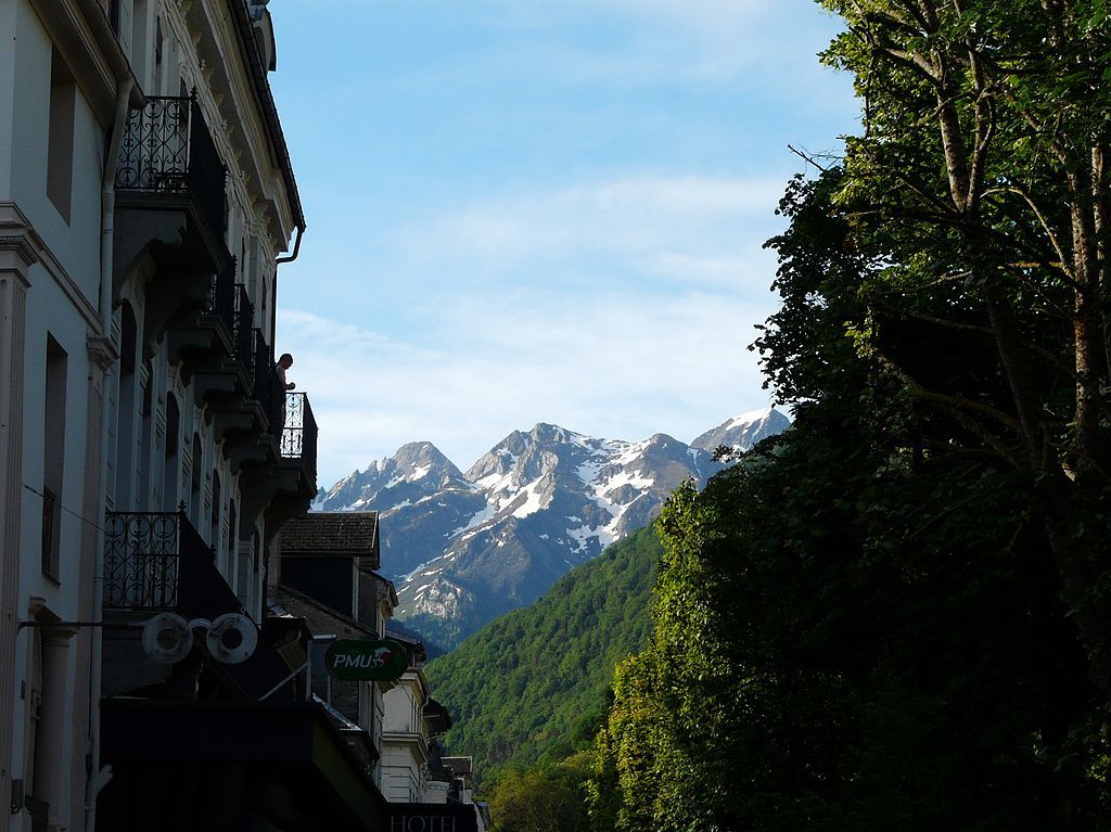 Les Pyrénées vues depuis les allées dÉtigny BagnèresdeLuchon HauteGaronne France