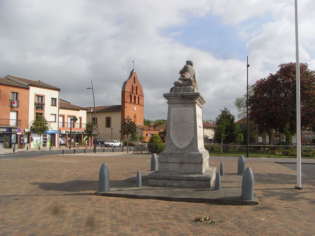 Monument aux morts place de la Mairie à Tournefeuille HauteGaronne France