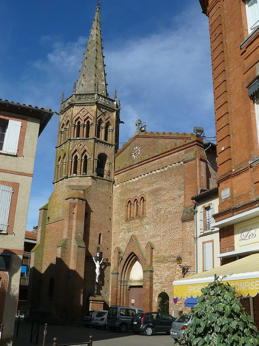 Muret HauteGaronne France  Vue de léglise SaintJacques depuis la place Mercadieu