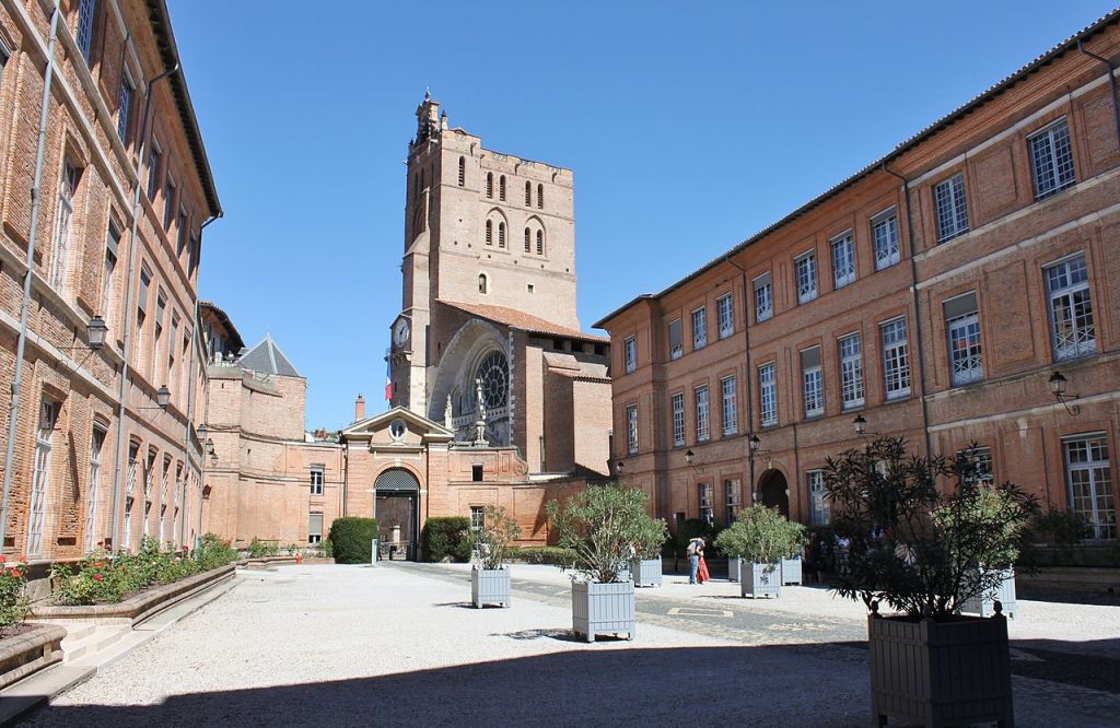 Toulouse  Le clocher de la cathédrale depuis la cour de la préfecture