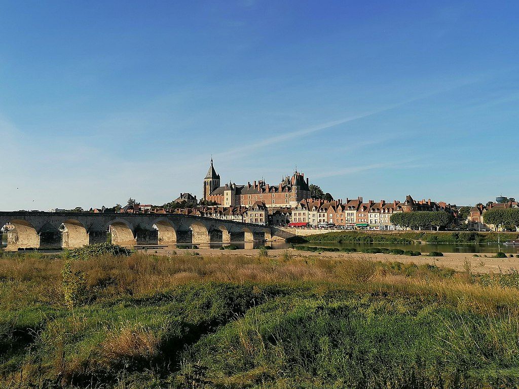 Vue du centreville de Gien avec le château léglise le pont de Gien et la Loire