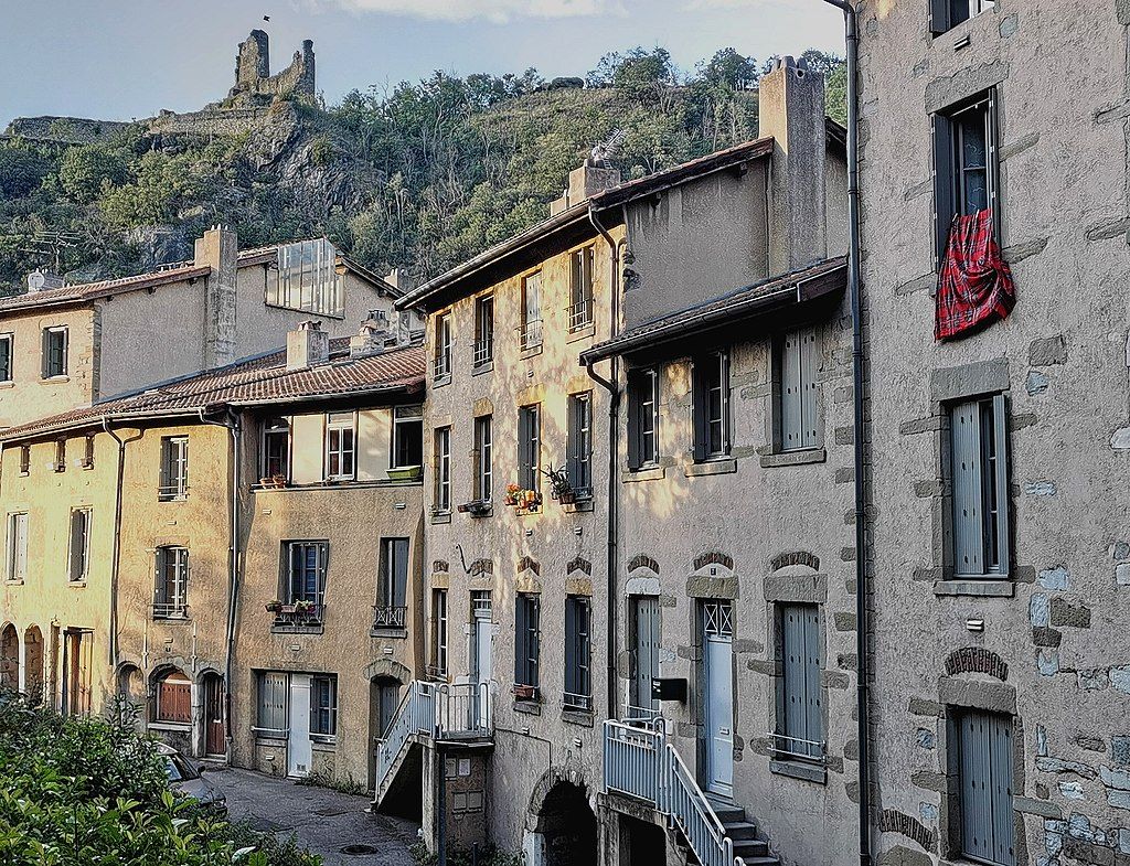 These buildings petite rue de la cocarde are on the left bank of the Gère River