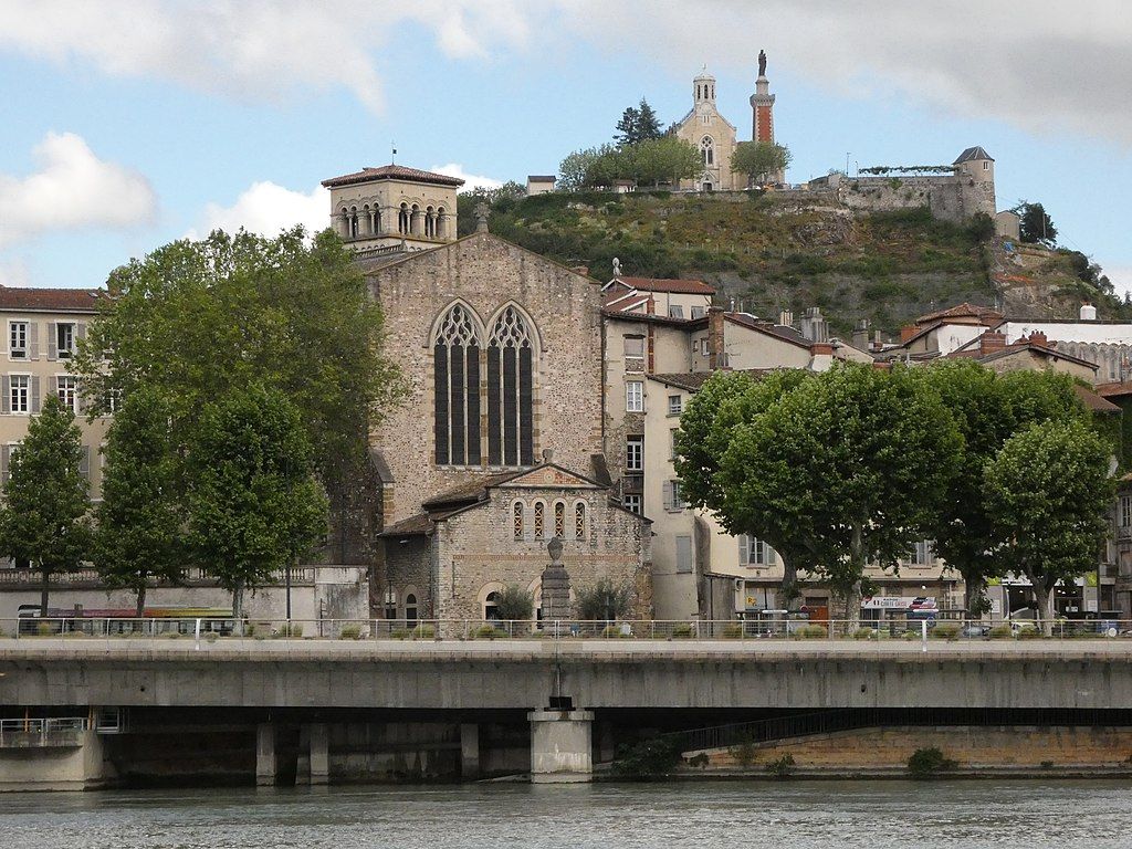 Vienne  Quai du Rhône église SaintAndréleBas et chapelle NotreDamedelaSalette depuis SaintRomainenGal