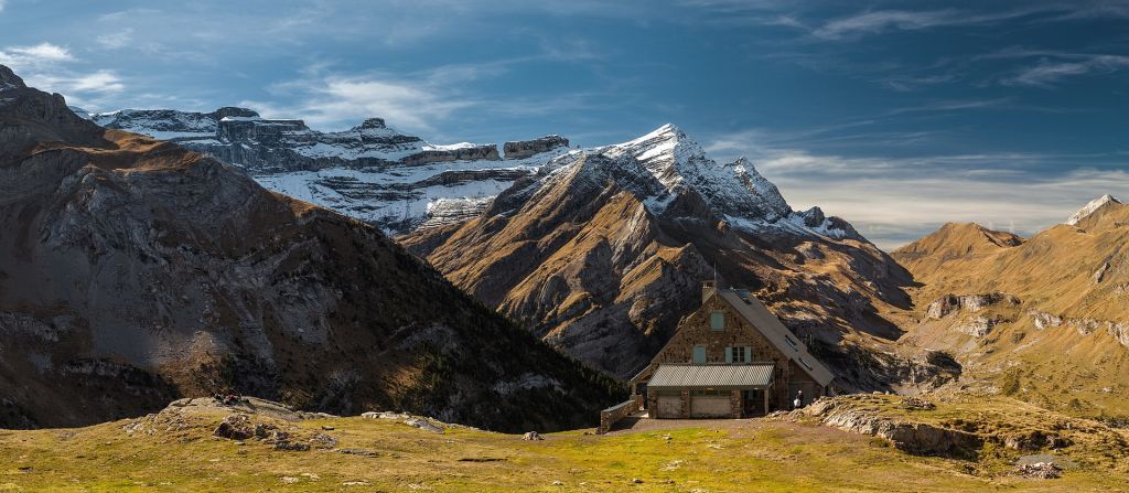 Parc national des Pyrenees refuge des Espuguettes sur le fond de Cirque de Gavarnie et brèche de Roland HautesPyrénées France