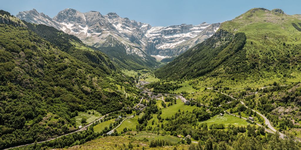 Commune et cirque de Gavarnie dans le département des HautesPyrénées