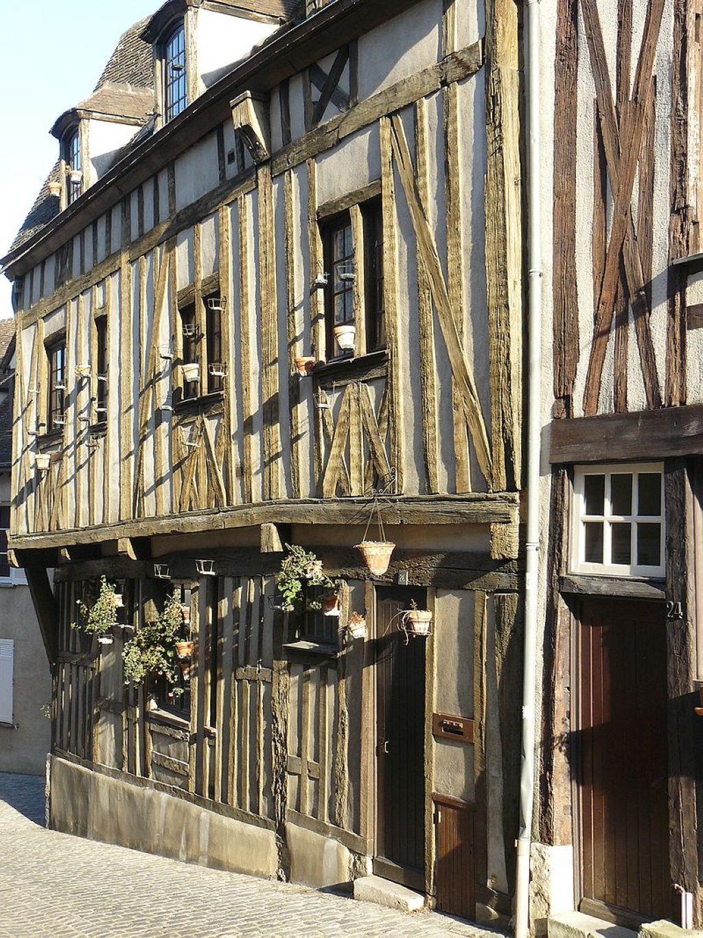 Maison ancienne du centre historique de Chartres rue des Écuyers EureetLoir France
