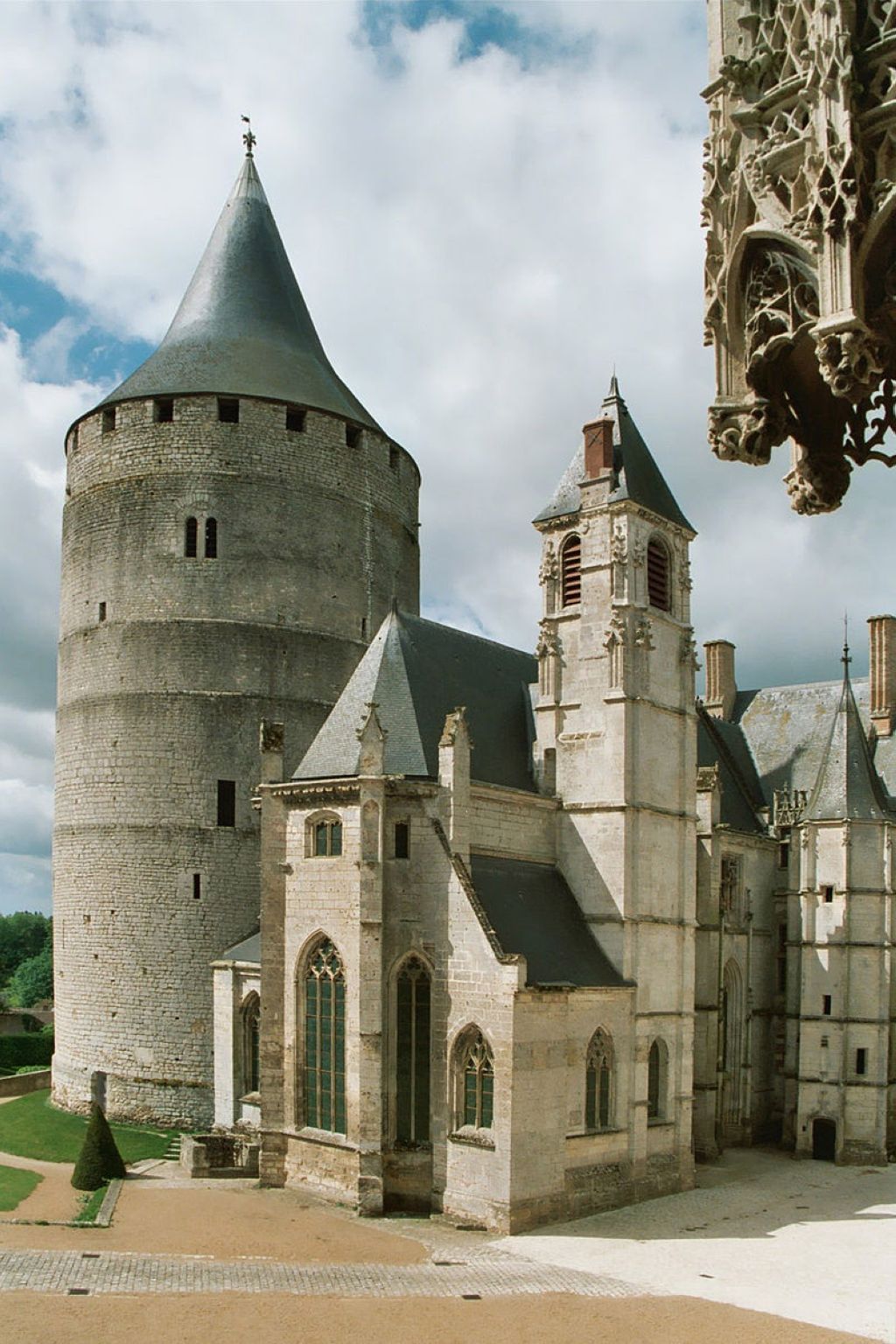 Château de Chateaudun France  La SainteChapelle et le donjon