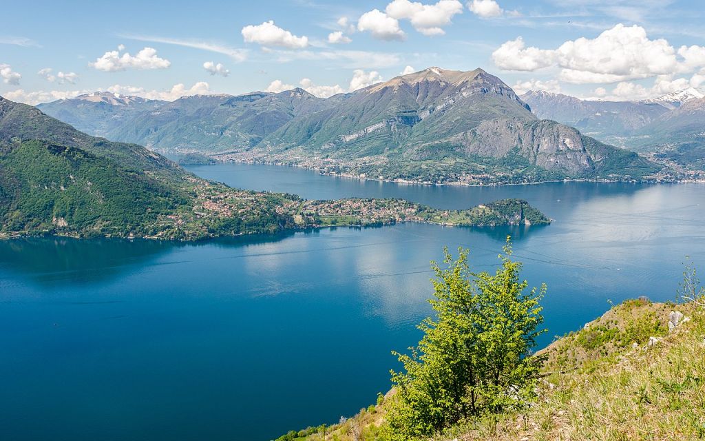 Vue de la séparation des deux branches du lac de Côme depuis le sentier du Voyageur