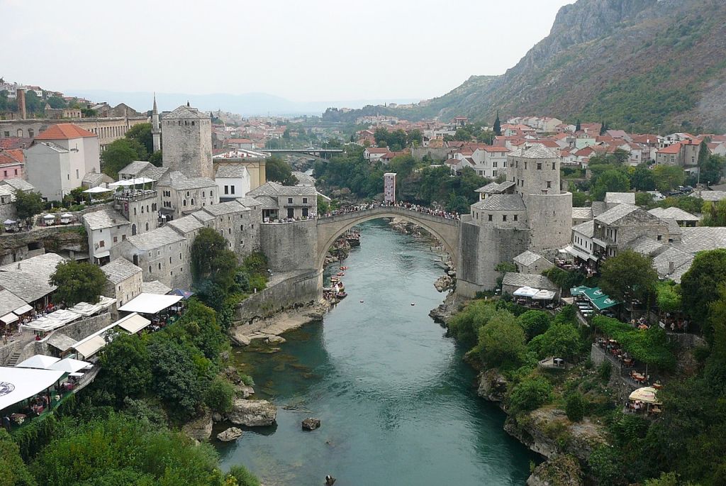 Vue de Mostar en BosnieHerzégovine avec le Stari Most qui enjambe la Neretva