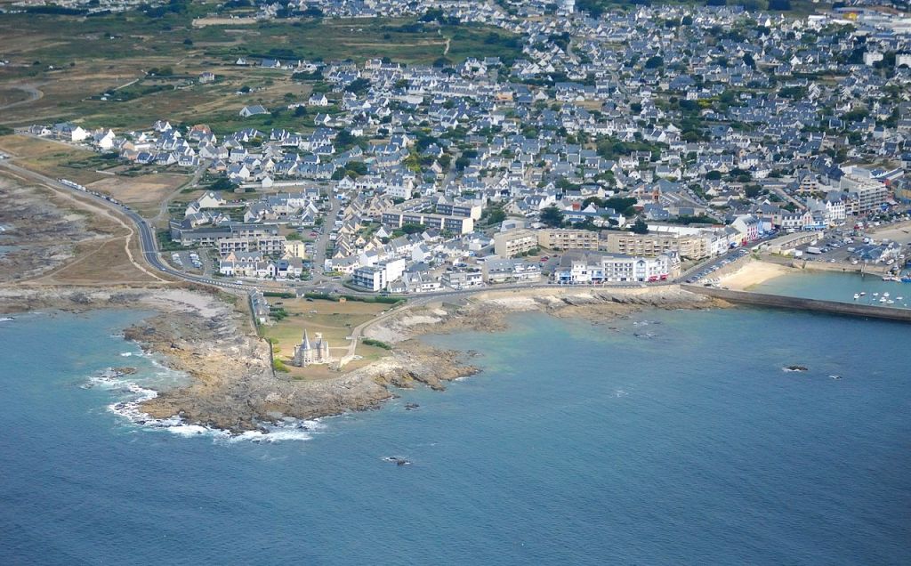 La ville de Quiberon et le château Turpault vue aérienne