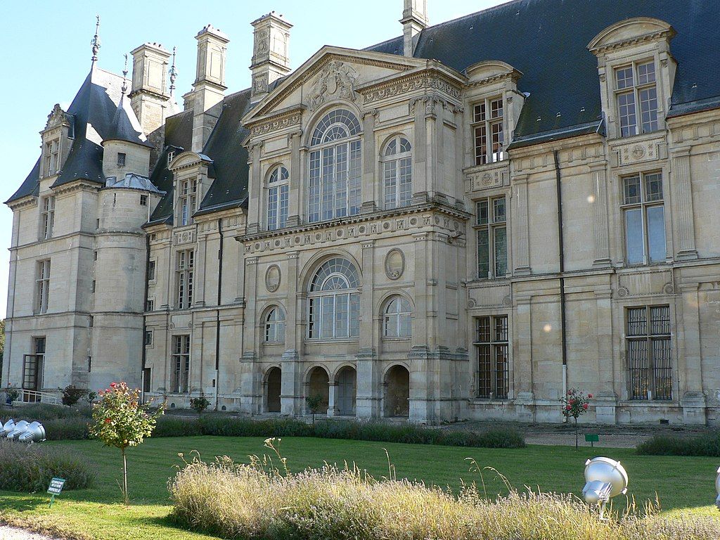 La façade principale du château dÉcouen donnant sur la Plaine de France