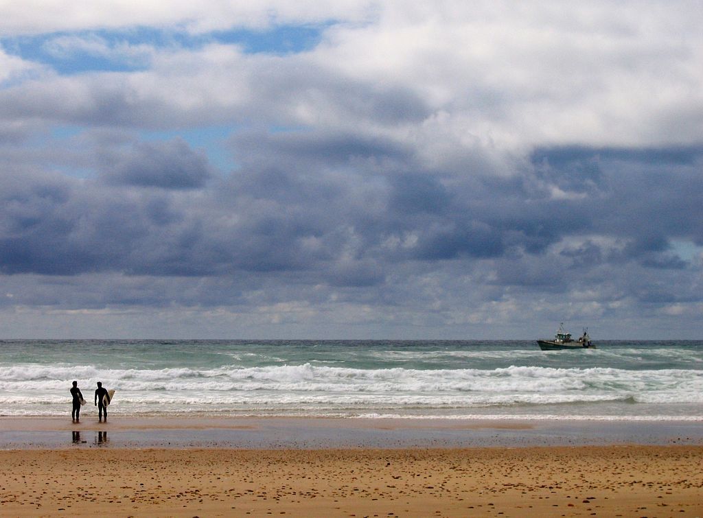 Surfeurs sur la plage centrale de Lacanau Océan Gironde France