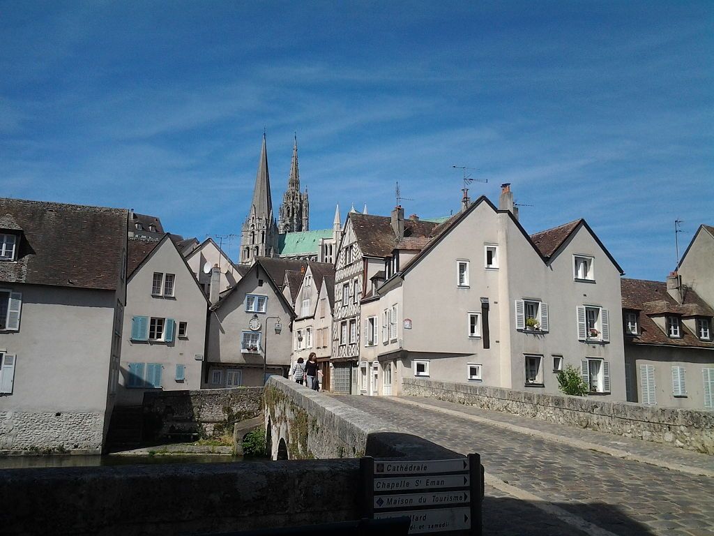 la ville de Chartres vue à partir du pont Bouju sur lEure EureetLoir France
