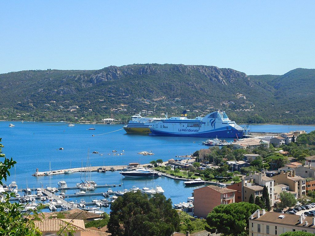 Vue du port de commerce de PortoVecchio