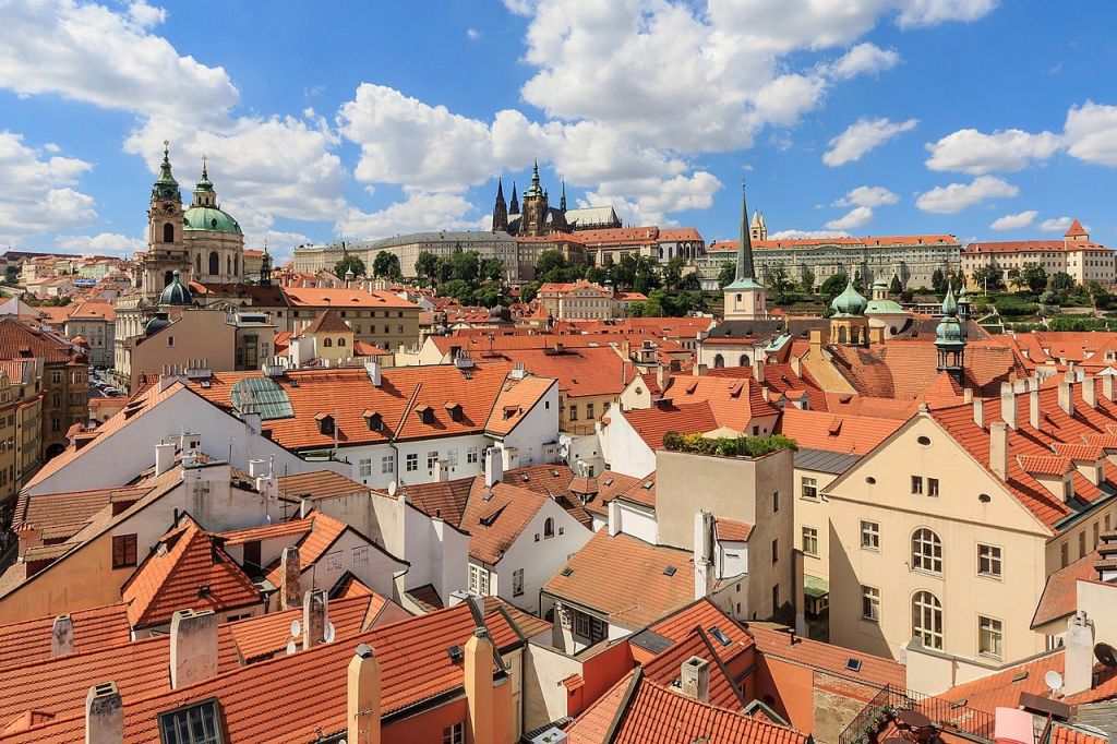 Vue de Malá Strana depuis la tour du pont Charles avec le château de Prague en arrièreplan