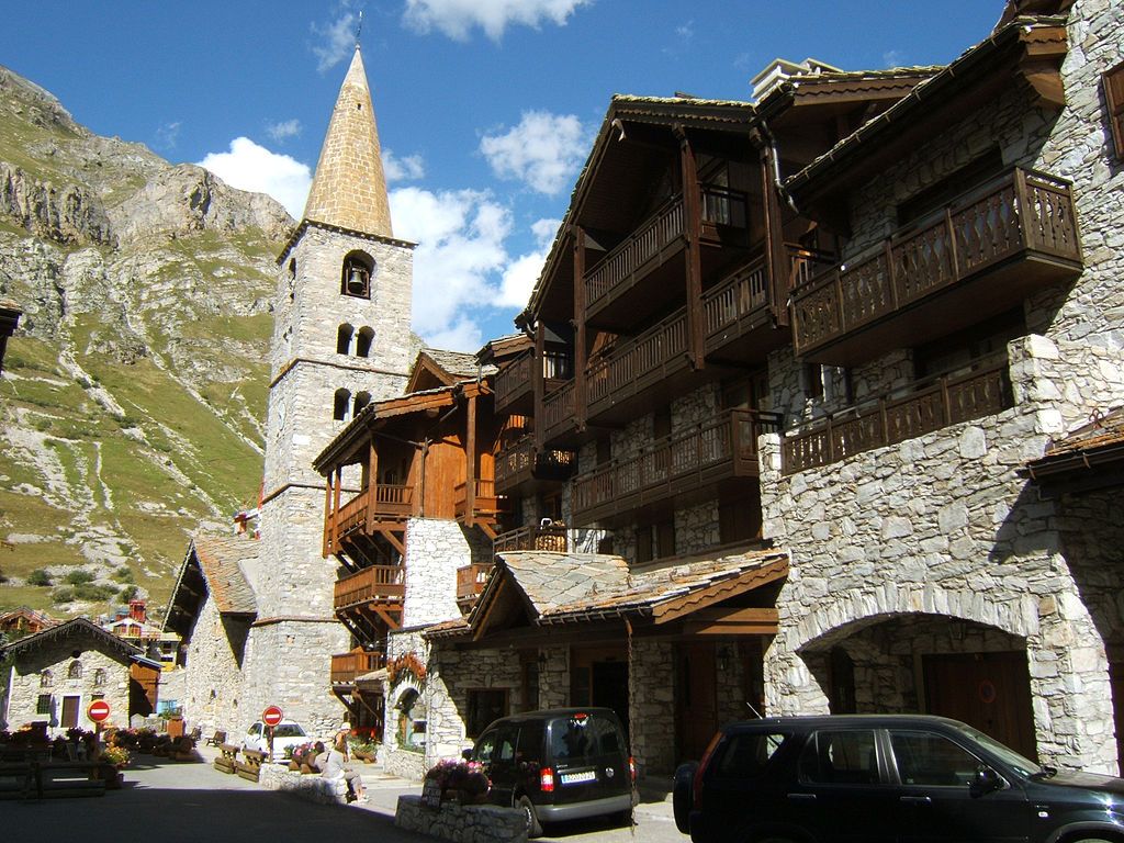 Le chemin du Charvet avec léglise SaintBernarddesAlpes