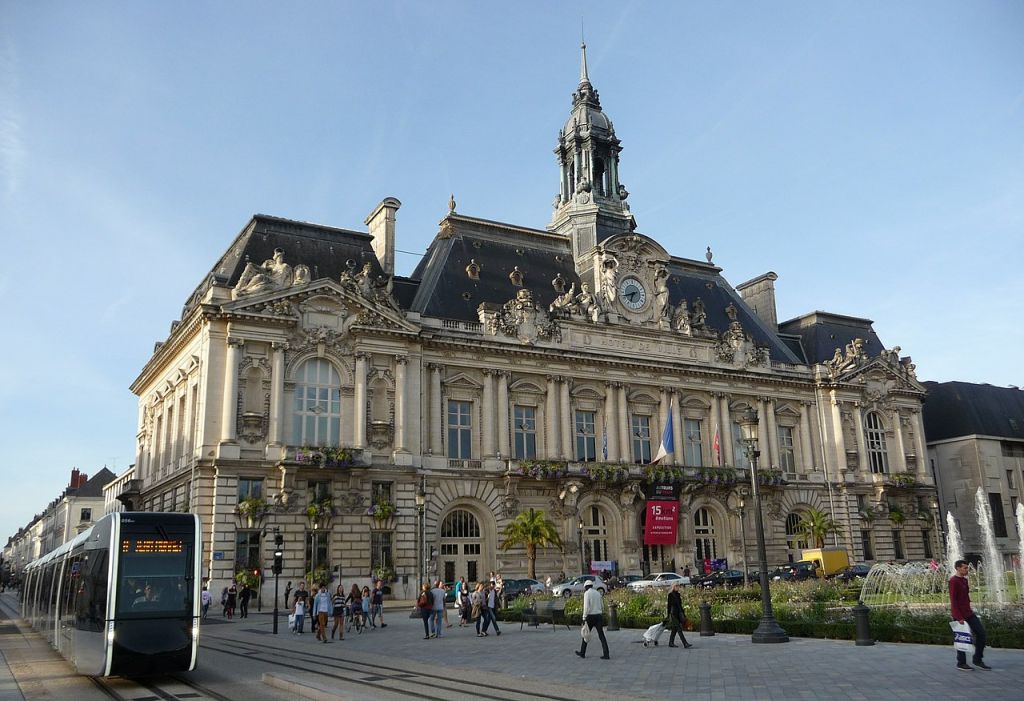 Tram et hôtel de ville de Tours