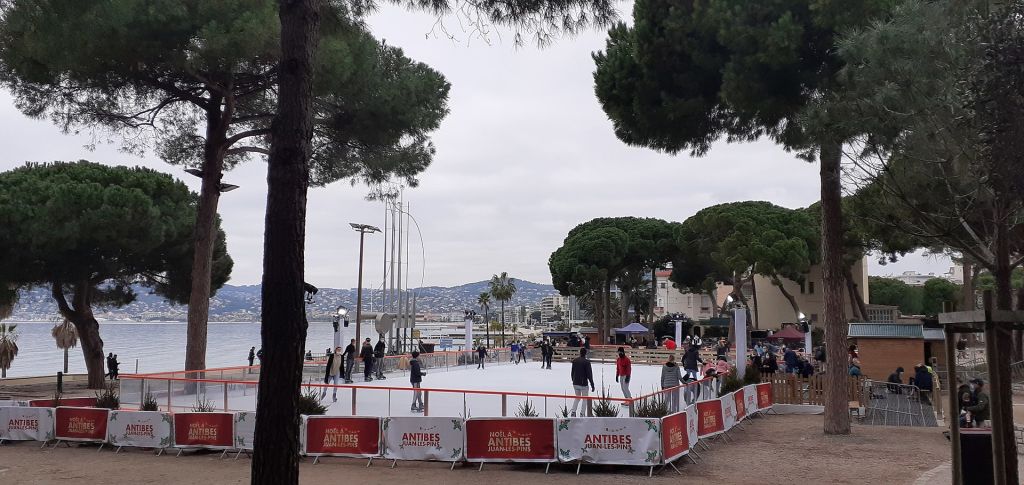 La Pinède Gould en hiver avec la patinoire