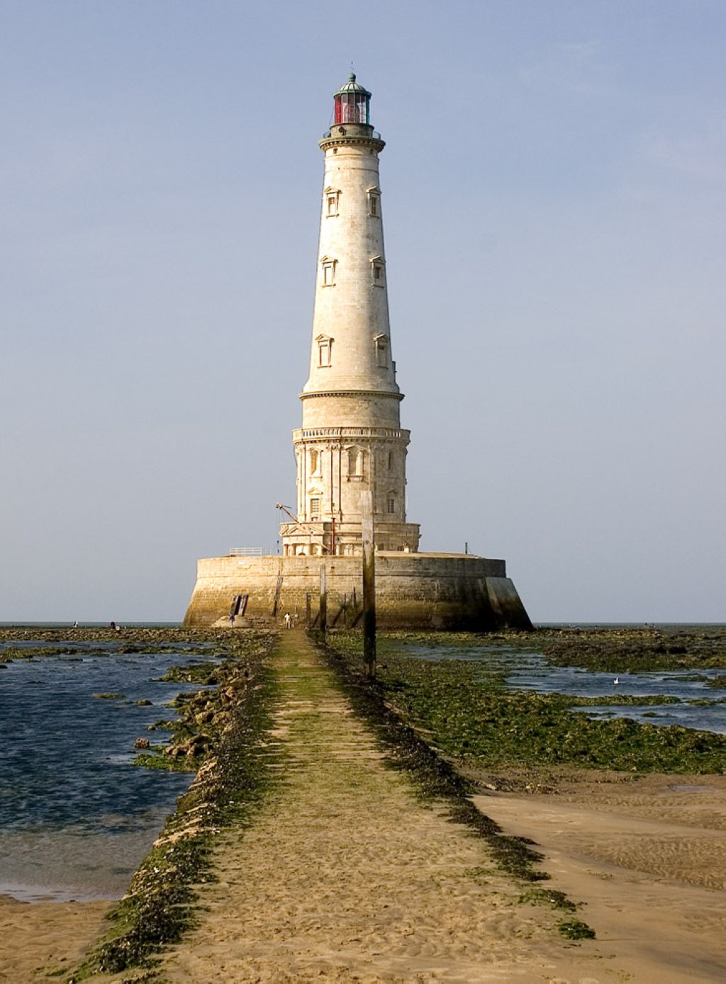 Le phare de Cordouan plus ancien phare de France est situé au large de Royan