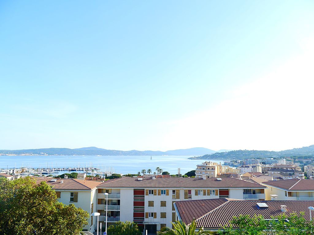Une vue de la ville avec le golfe de SaintTropez en fond