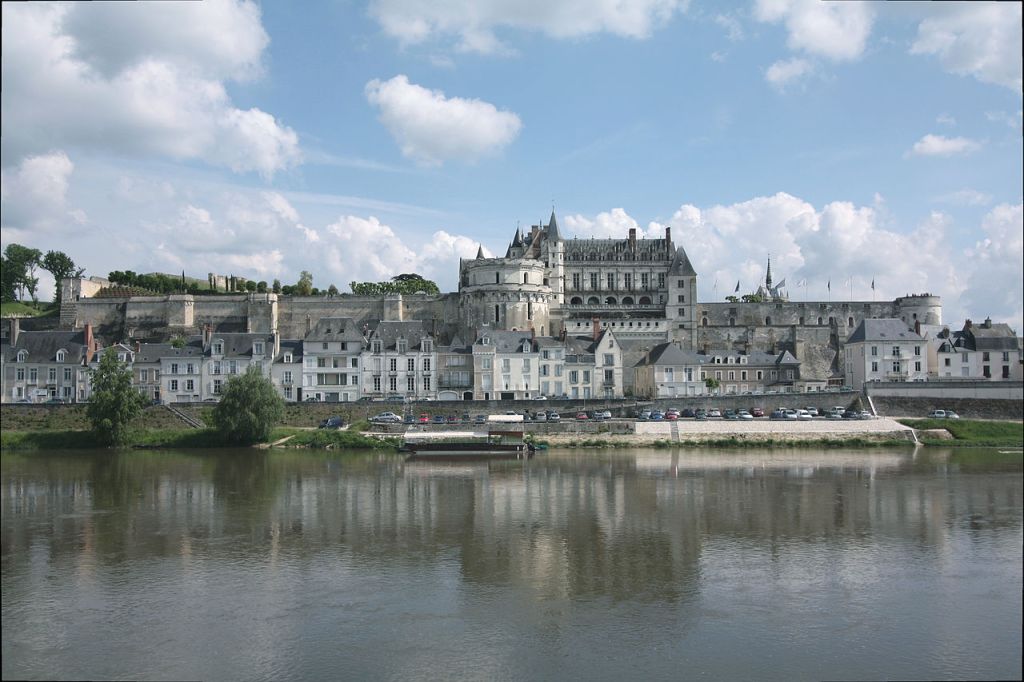 Le château dAmboise au bord de la Loire