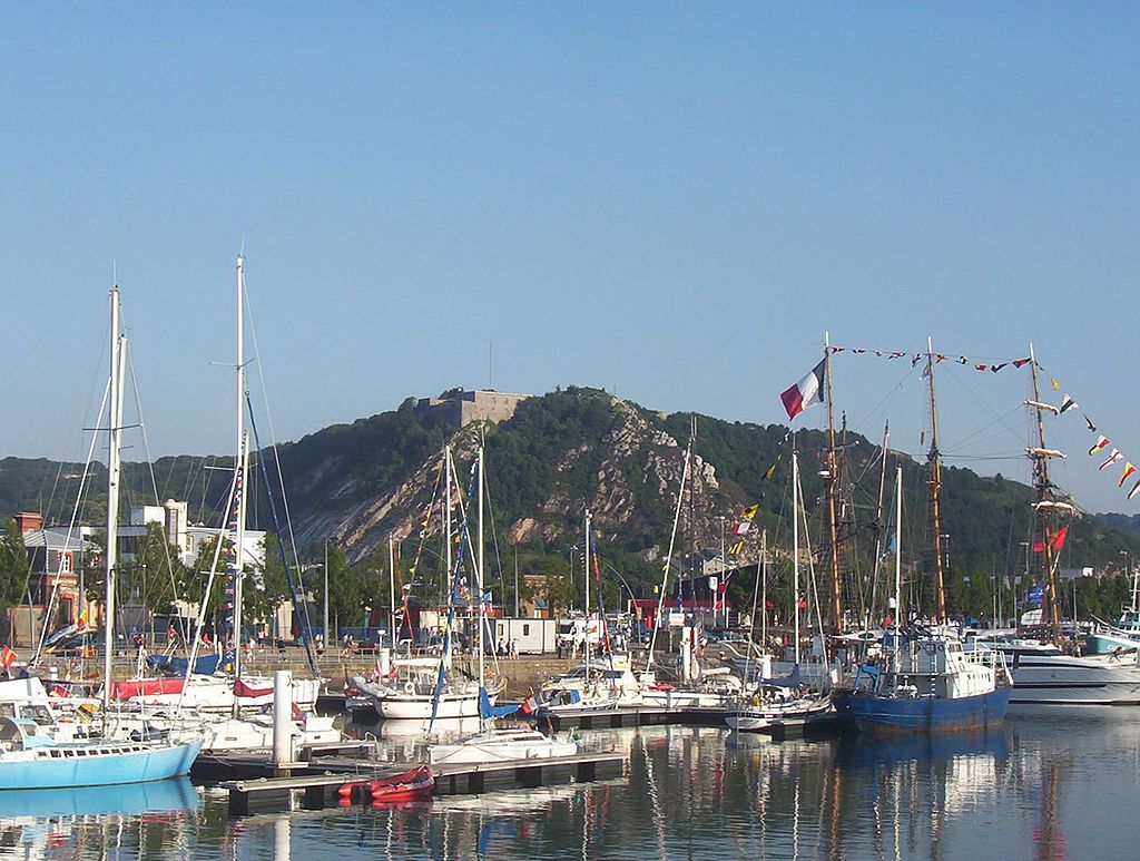 Vue de la Montagne du roule depuis le bassin du Commerce wfrCherbourgOcteville