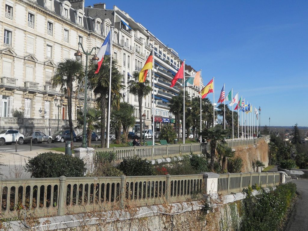 Le boulevard des Pyrénées à Pau PyrénéesAtlantiques France