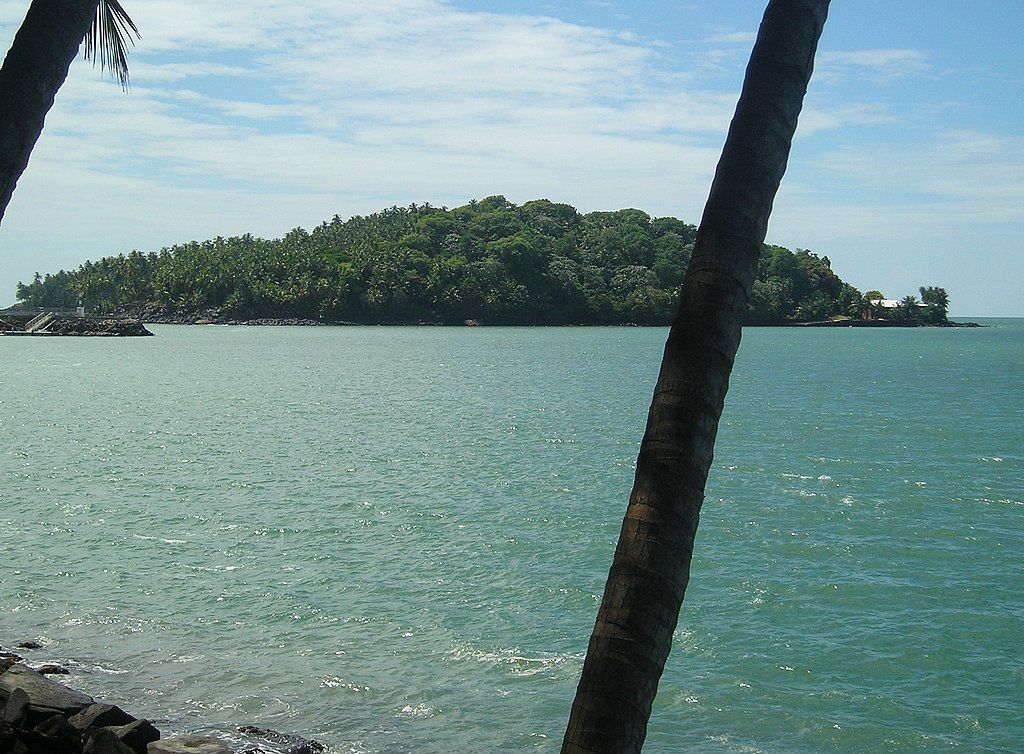 Lîle SaintJoseph vue depuis lîle Royale