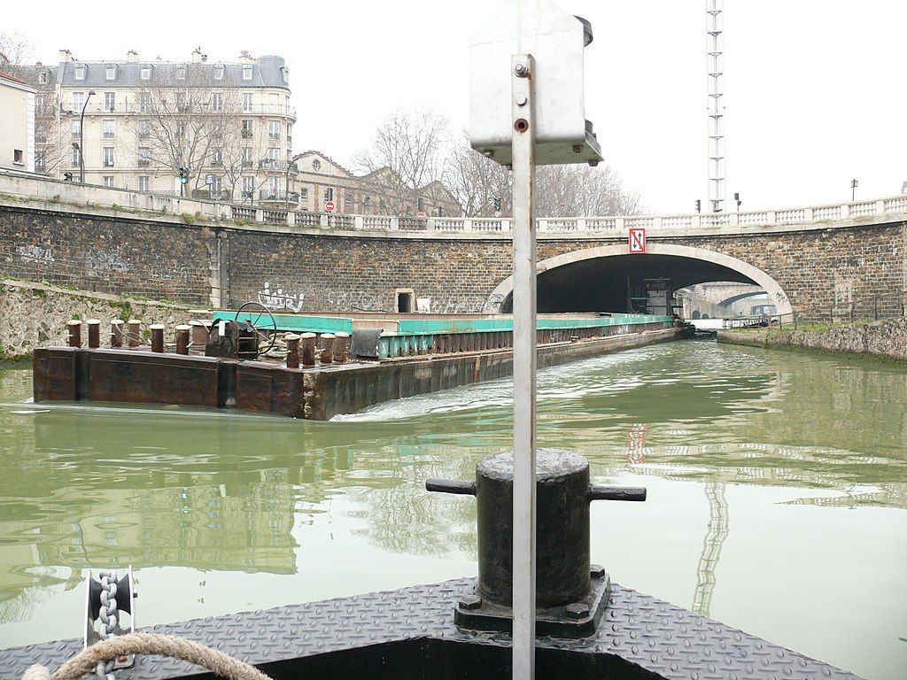 Canal SaintDenis  Barge de fret