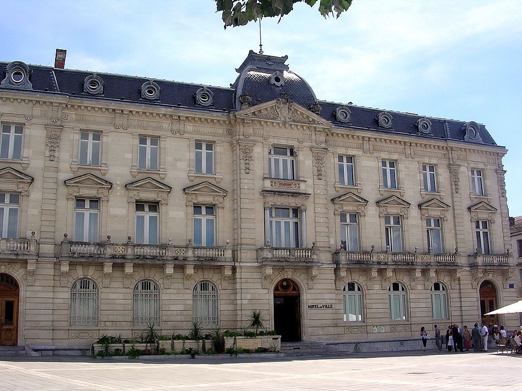 Façade de lhôtel de ville de MontdeMarsan Landes France