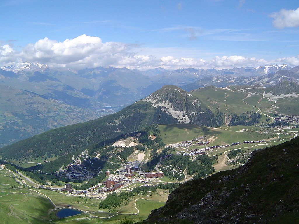 Vue de la station de sport dhiver de La Plagne Savoie France prise depuis le Mont Jovet