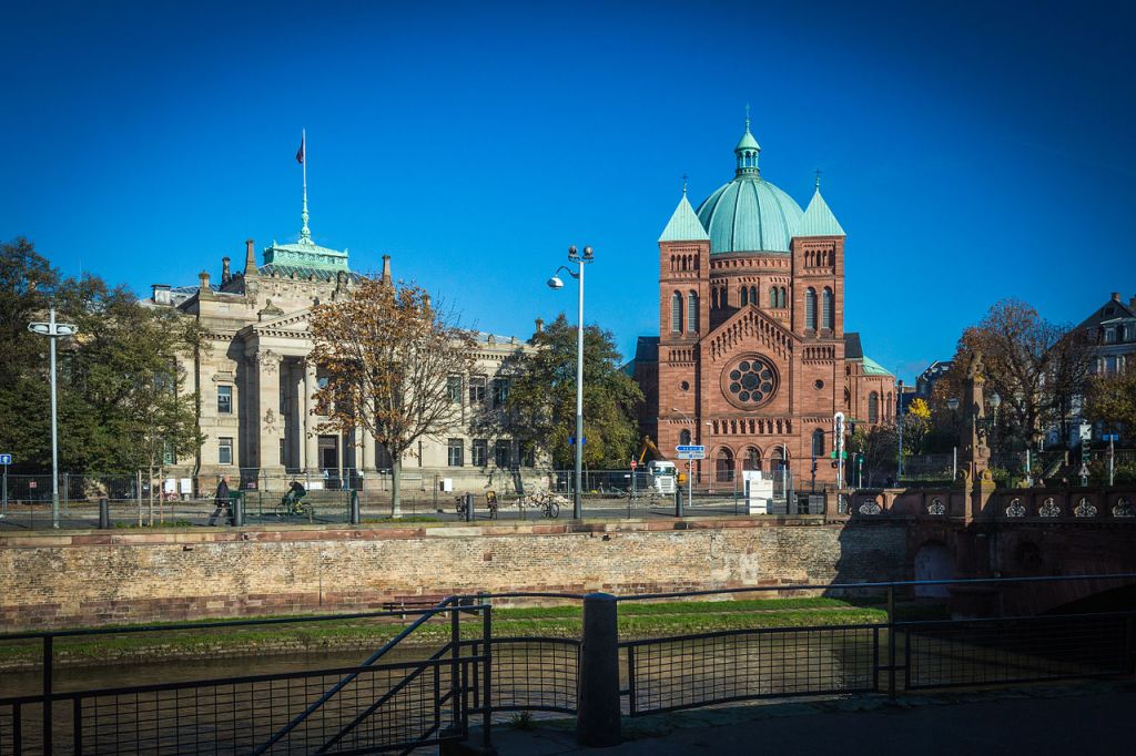 Strasbourg Palais de Justice et église SaintPierreleJeune catholique