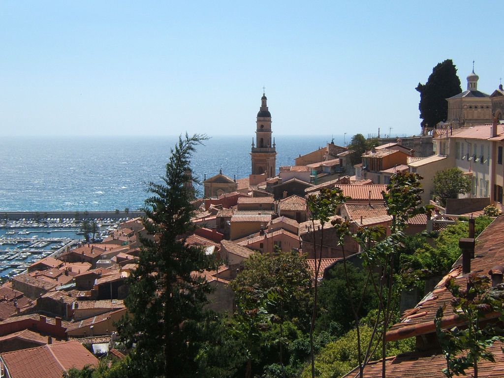 Le vieux Menton avec son enchevêtrement de toitures en tuiles canal