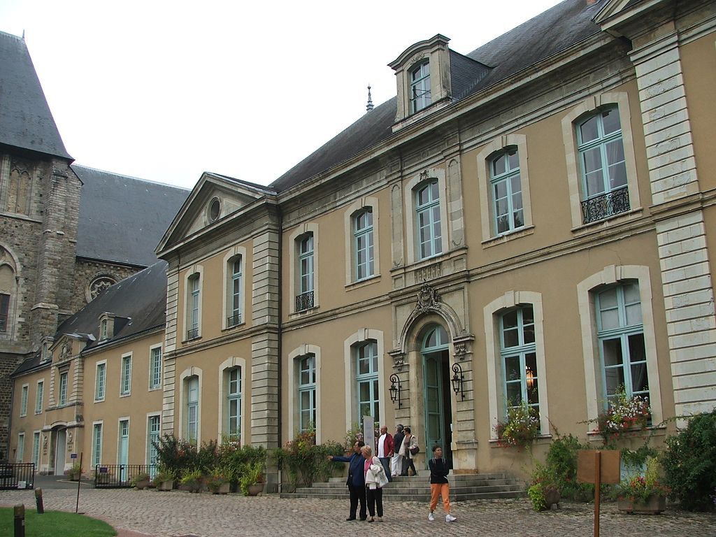 Lancienne Abbaye SaintPierre de la Couture actuelle préfecture de la Sarthe au Mans