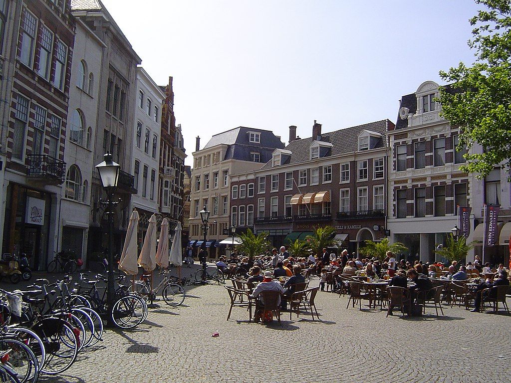 La Plaats place commerçante en face du Binnenhof