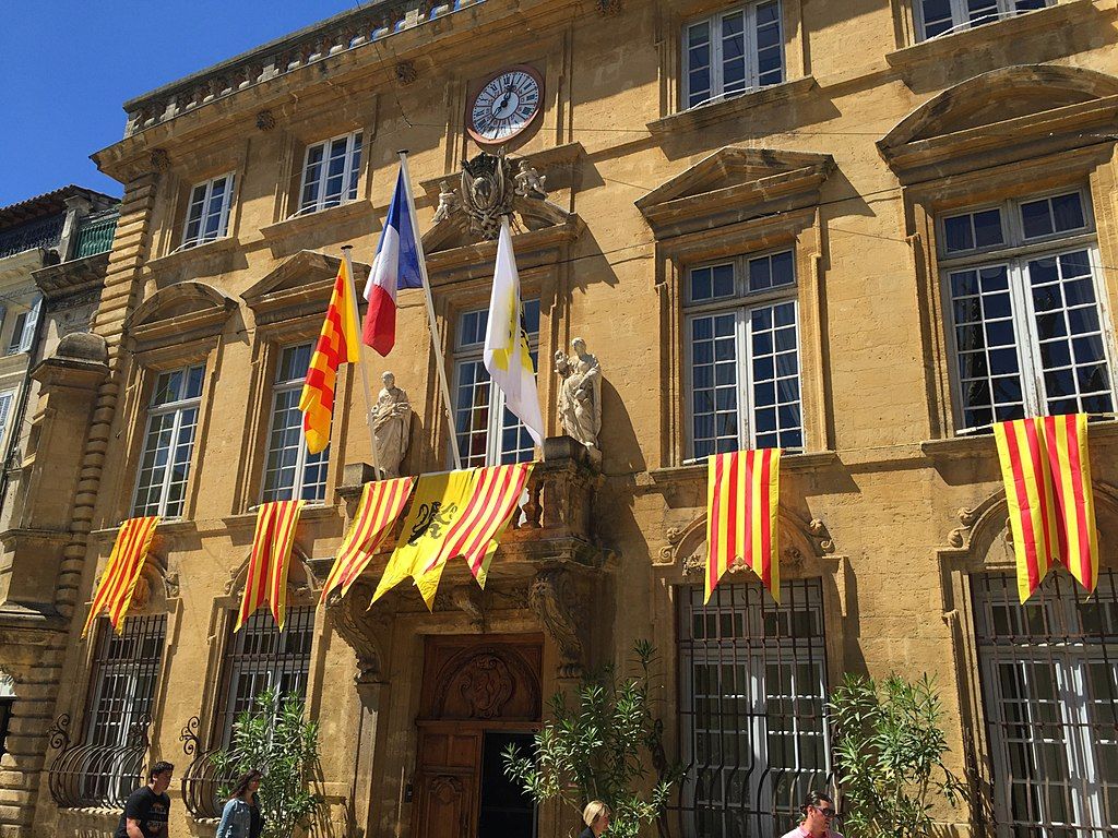 Lhôtel de ville pavoisé aux couleurs de la Provence