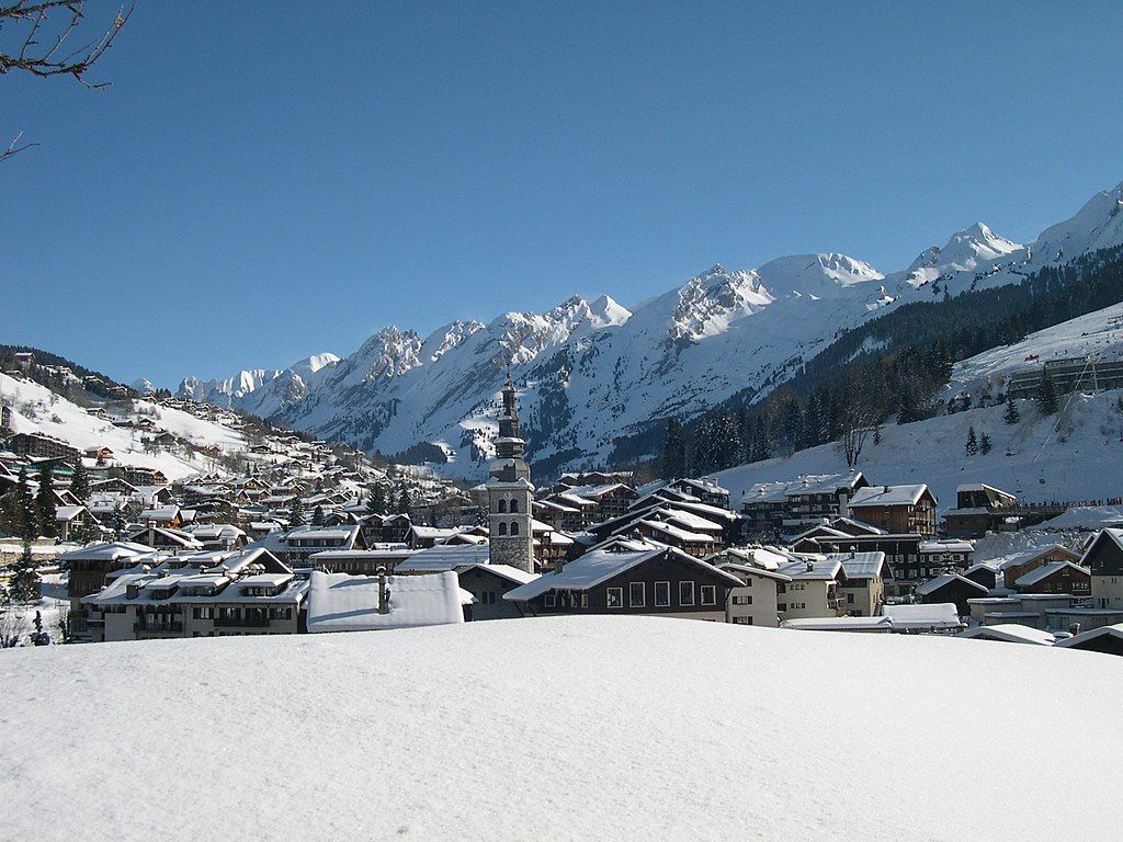Le village de La Clusaz et le massif des Aravis