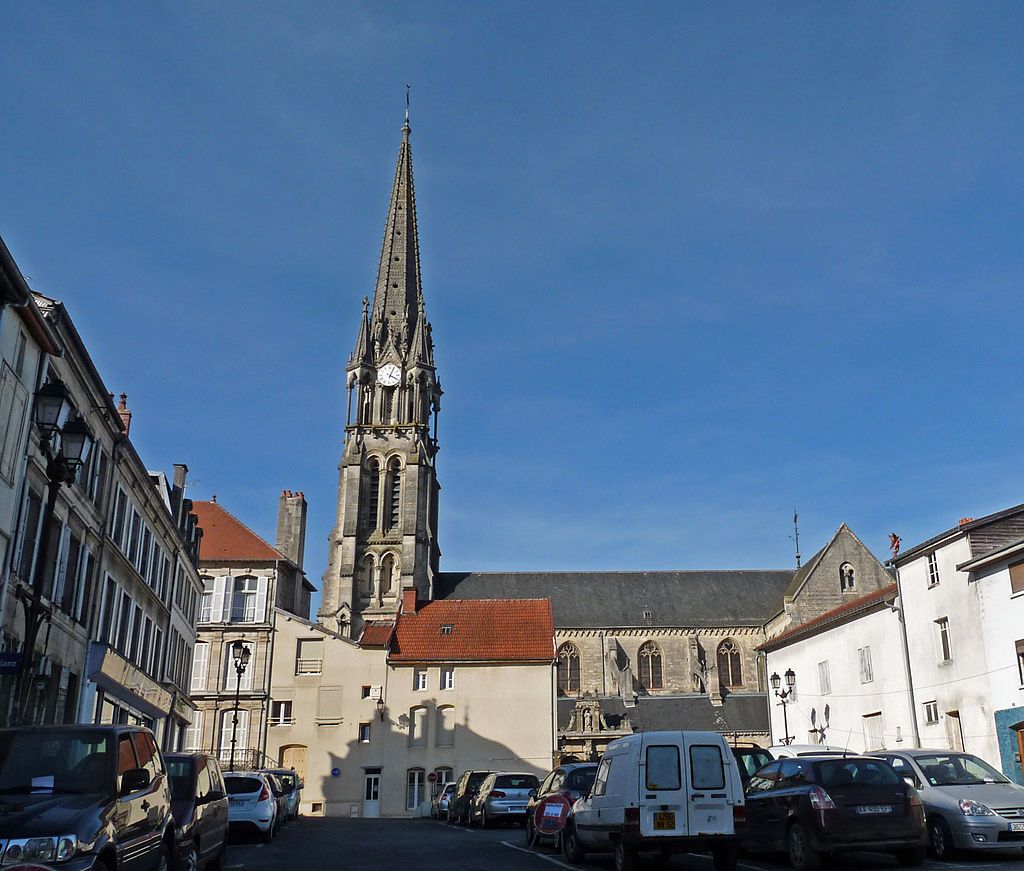 Place des Halles et église NotreDame à Joinville HauteMarne
