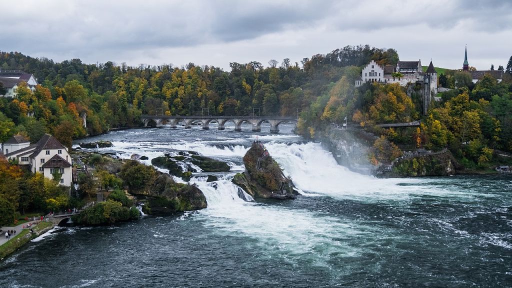 Les chutes du Rhin à la frontière entre les cantons de Schaffhouse et de Zurich