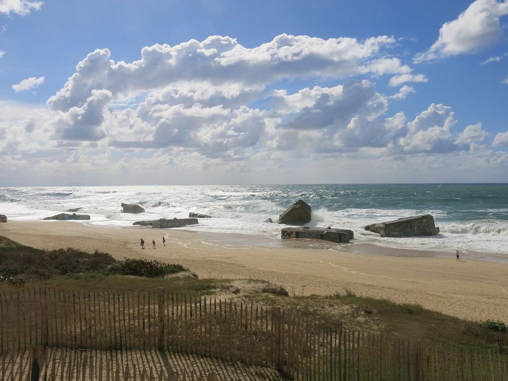 Blockhaus Capbreton at high tide from the dune
